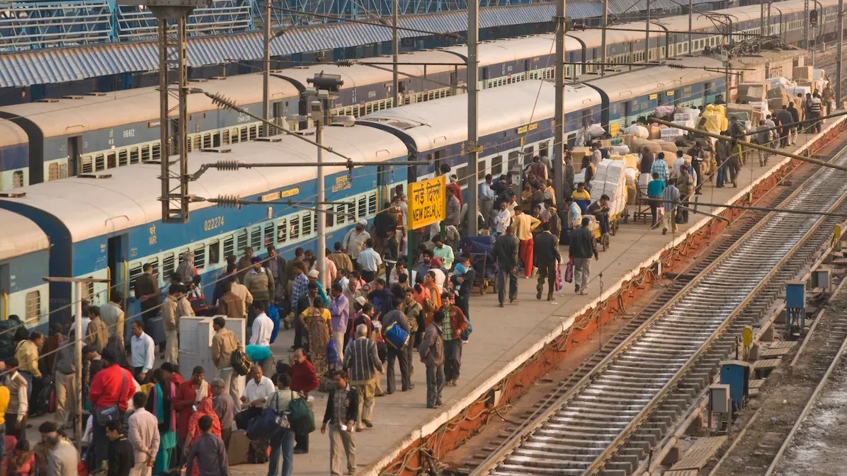 पश्चिम रेलवे,  त्योहार स्पेशल ट्रेन,  बनारस,  गोरखपुर,  शकूर बस्ती,  दिवाली,  छठ पूजा,  भारतीय रेलवे,  यात्री,  मुंबई