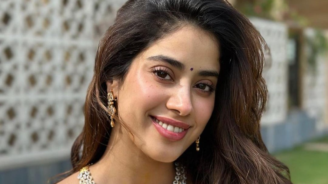 जाह्नवी कपूर पुरुष ईगो से निपटने की रणनीति,  इंडस्ट्री में मेल ईगो बहुत ज़्यादा है जाह्नवी कपूर,  जाह्नवी कपूर ने पुरुष अहंकार पर अपनाया खास तरीका,  बॉलीवुड में पुरुषों के अहंकार को संभालना,  जाह्नवी कपूर का पुरुष सहकर्मियों के ईगो पर बयान,  पुरुष ईगो से निपटने के लिए जाह्नवी कपूर की रणनीति, जाह्नवी कपूर बेवकूफ बनने का नाटक करना,  अभिनय करियर में पुरुष वर्चस्व की चुनौती,  बॉलीवुड अभिनेत्रियों का सर्वाइवल मैकेनिज्म,  अनावश्यक टकराव से बचने के लिए जाह्नवी कपूर