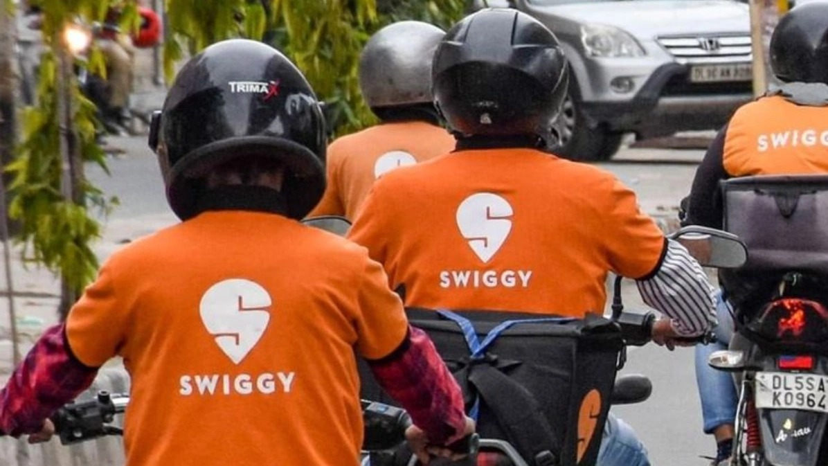 गिग वर्कर्स की देशव्यापी हड़ताल ताजा खबर,  नए साल पर जोमैटो और स्विगी डिलीवरी पर असर,  डिलीवरी पार्टनर्स की न्यूनतम वेतन गारंटी की मांग,  दस मिनट डिलीवरी मॉडल के खिलाफ बड़ा आंदोलन,  भारत में गिग वर्कर्स के लिए सामाजिक सुरक्षा कानून,  इकतीस दिसंबर को ऑनलाइन फूड ऑर्डर में देरी की संभावना,  गिग वर्कर्स यूनियन का नया साल पर लॉग ऑफ अभियान,  बिना कारण आईडी ब्लॉक करने के खिलाफ राइडर्स का प्रदर्शन,  महिला गिग वर्कर्स की सुरक्षा और मातृत्व अवकाश की मांग,  ऐप आधारित डिलीवरी कर्मचारियों के लिए स्वास्थ्य बीमा की मांग