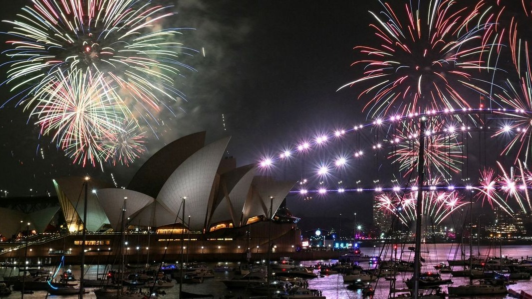 दुनिया भर में नए साल 2026 का जश्न,  सिडनी हार्बर ब्रिज आतिशबाजी 2026,  न्यूयॉर्क टाइम्स स्क्वायर बॉल ड्रॉप 2026,  बुर्ज खलीफा नए साल का लाइट शो 2026,  भारत में नए साल का स्वागत तस्वीरें,  लंदन आई आतिशबाजी वीडियो 2026,  टोक्यो बौद्ध मंदिर घंटी समारोह 2026,  पेरिस आर्क डी ट्रायम्फ लाइट शो 2026,  ऑकलैंड स्काई टॉवर न्यू ईयर सेलिब्रेशन,  वैश्विक नव वर्ष उत्सव 2026 मुख्य आकर्षण